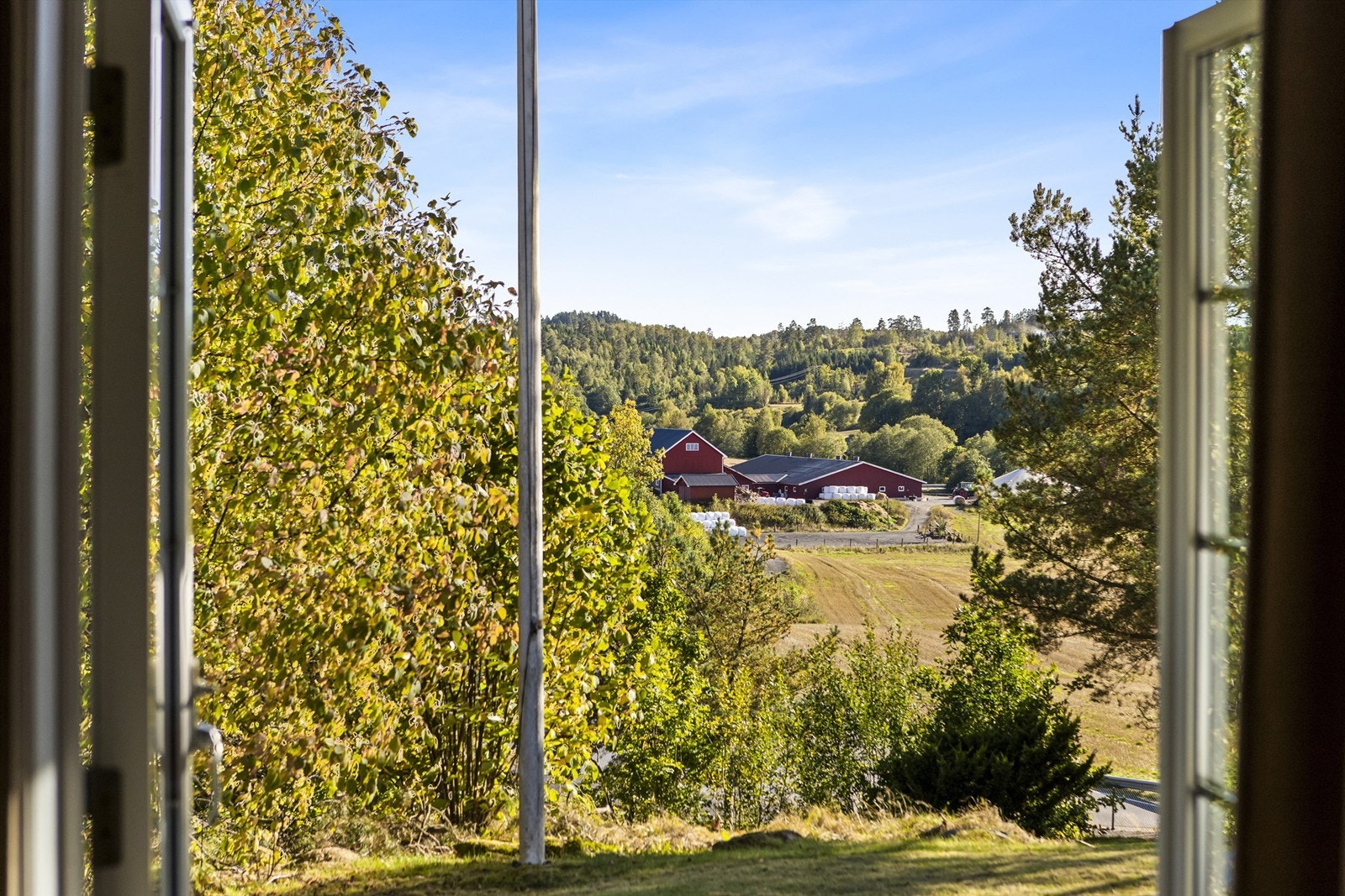 Ut terrassedøren ser du et landlig og åpent landskap! Galleribilde