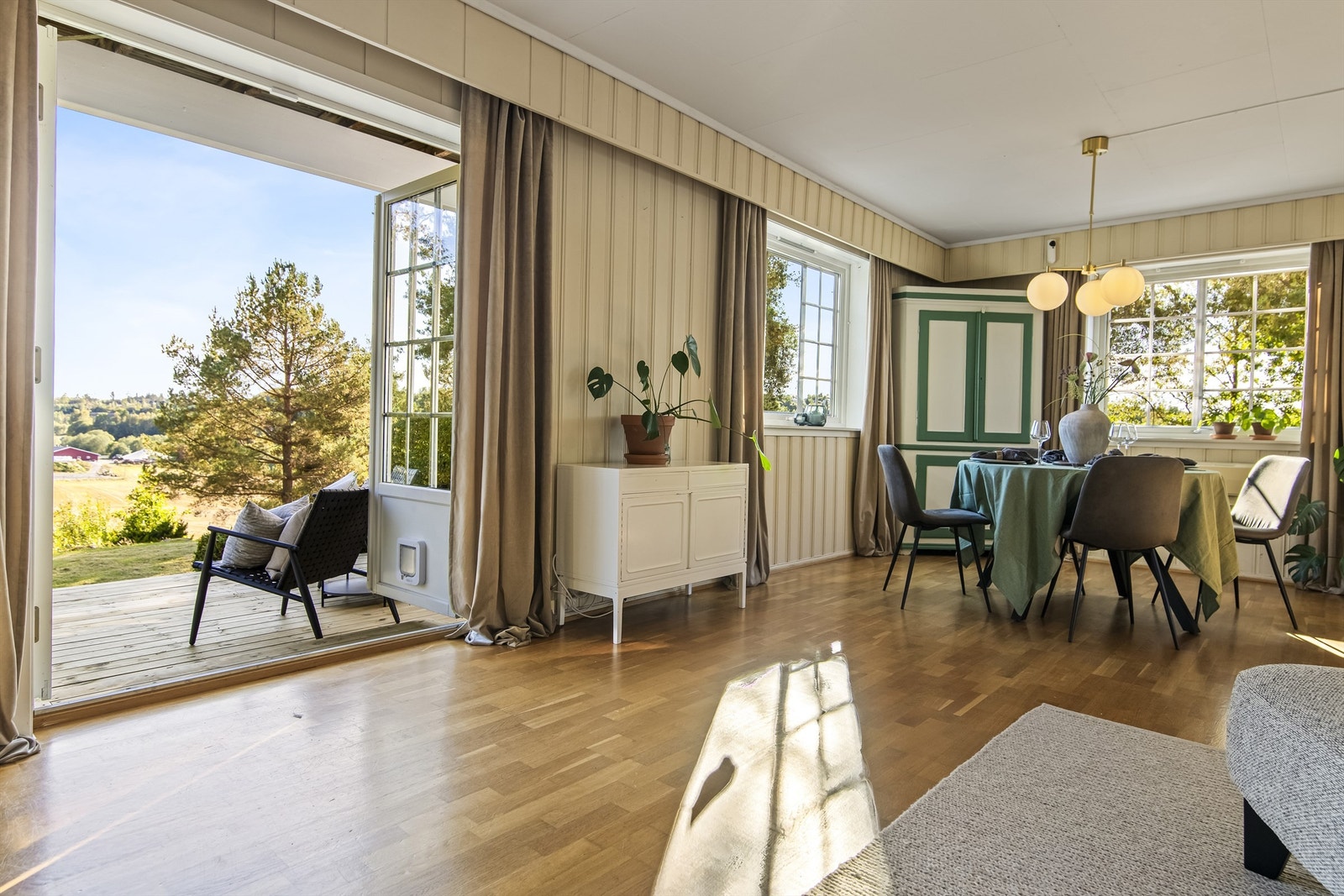 Stuen er stor så her kan du invitere til store selskaper med en fin inne/ute løsning til terrassen med dobbel dør Galleribilde