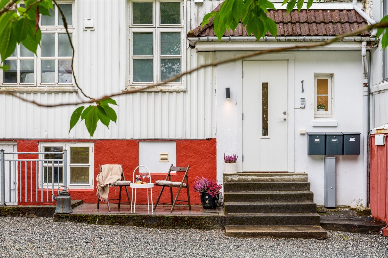 Sameiet har et hyggelig og sjarmerende inngangsparti like utenfor boligen, med en lun atmosfære som ønsker både beboere og gjester velkommen. Galleribilde