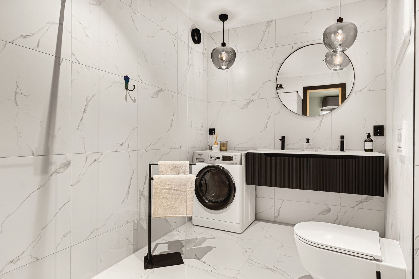 Badet er på 3 kvm og har flislagte vegger og gulv med varmekabler Galleribilde