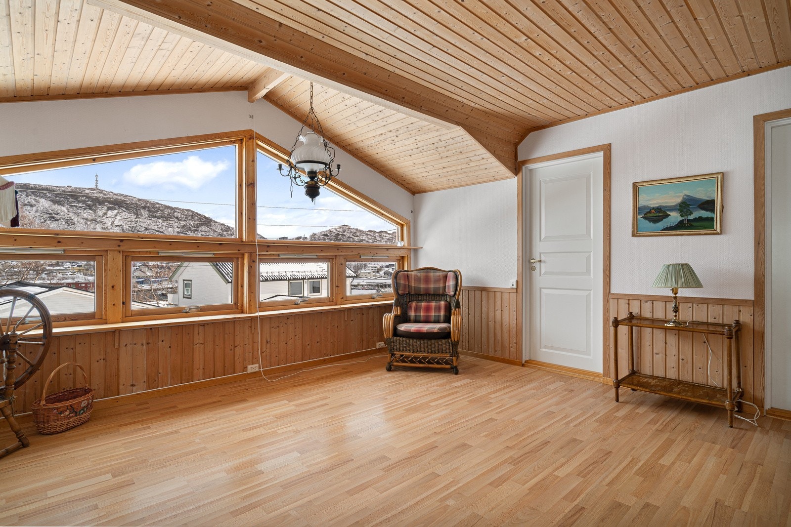 Koselig loftstue med store vinduer som bevarer den flotte utsikten.