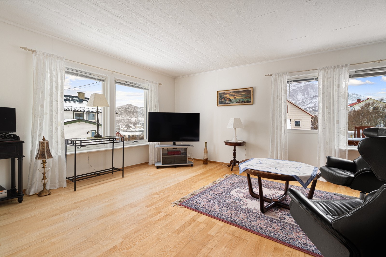 Lys og fin stue med store vindusflater som gir rikelig med lys inn og skaper en god romfølelse.