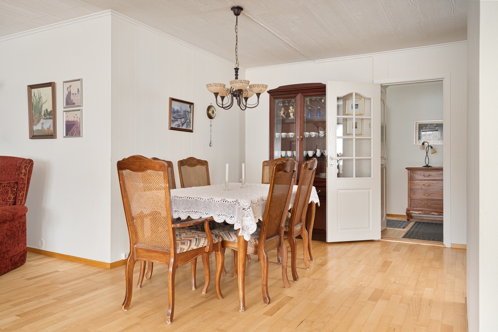 Her er det god plass til langbord, hvor man kan samles til middager med venner og familie