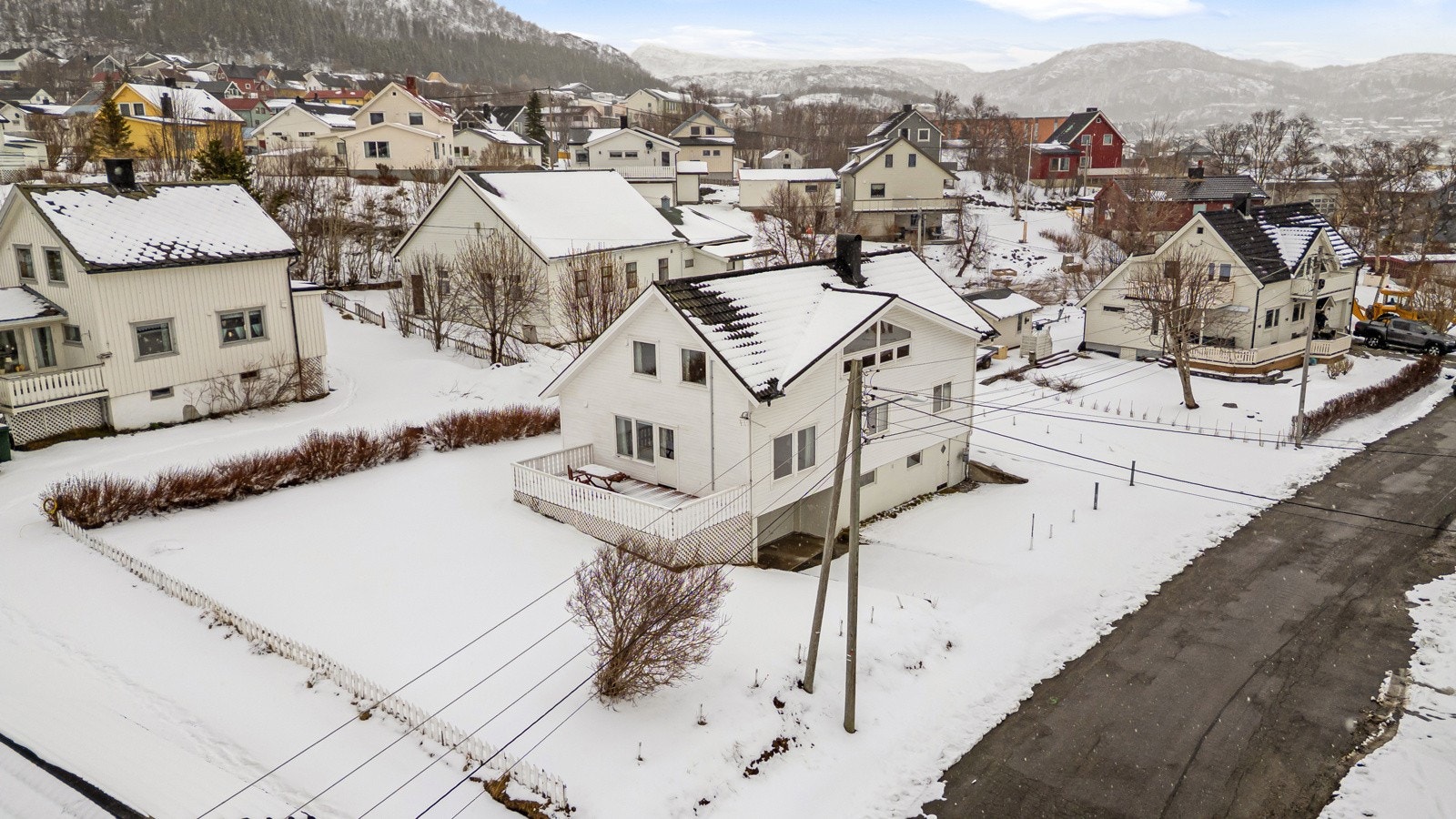 Flott hage med god plass til trampoline og boltreplass for de minste barna!