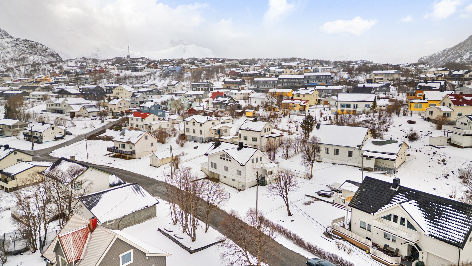 Eiendommen ligger fint til i et rolig, sentralt og barnevennlig område med nærhet til det meste