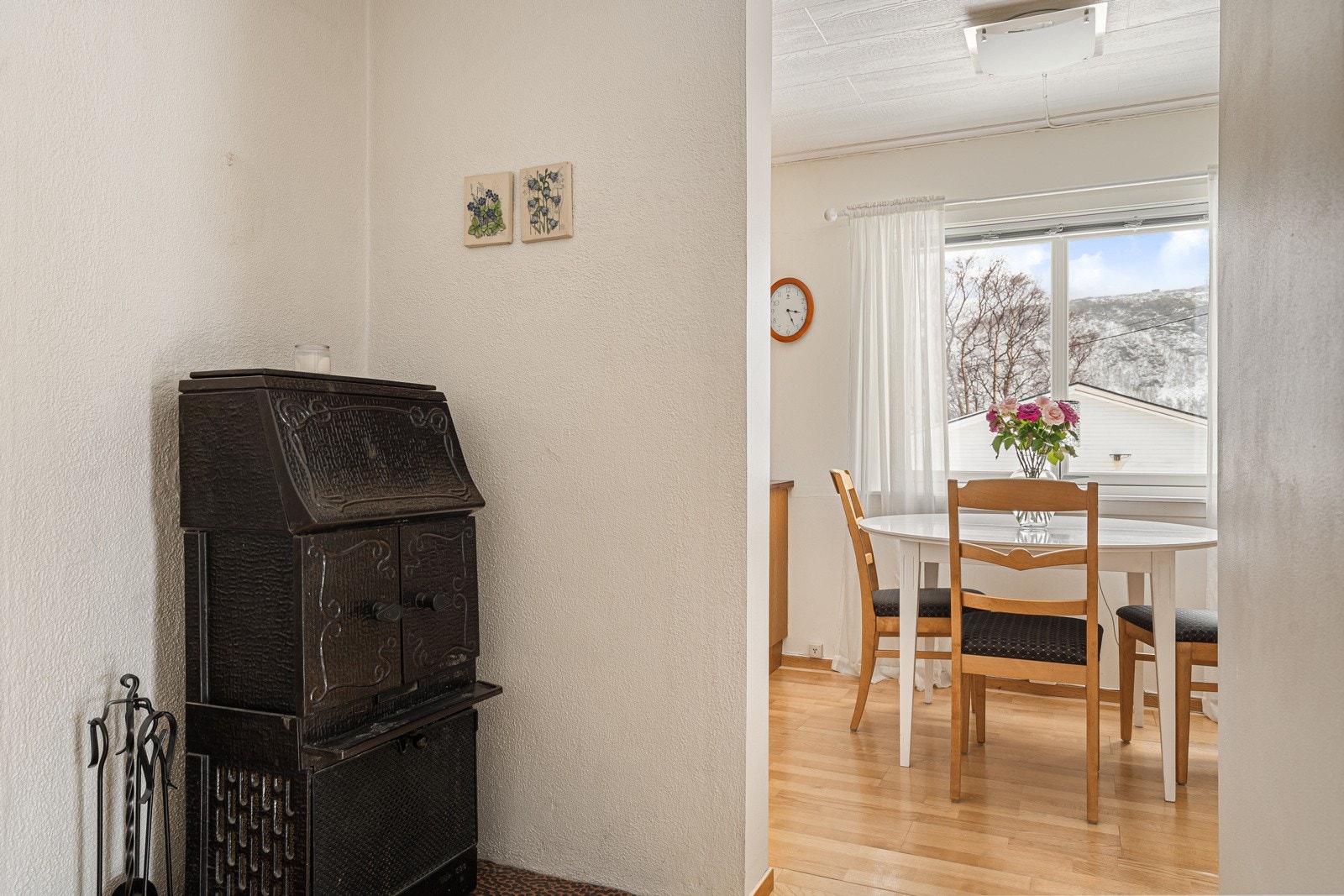 Vedovn som står plassert mellom stue og kjøkken.