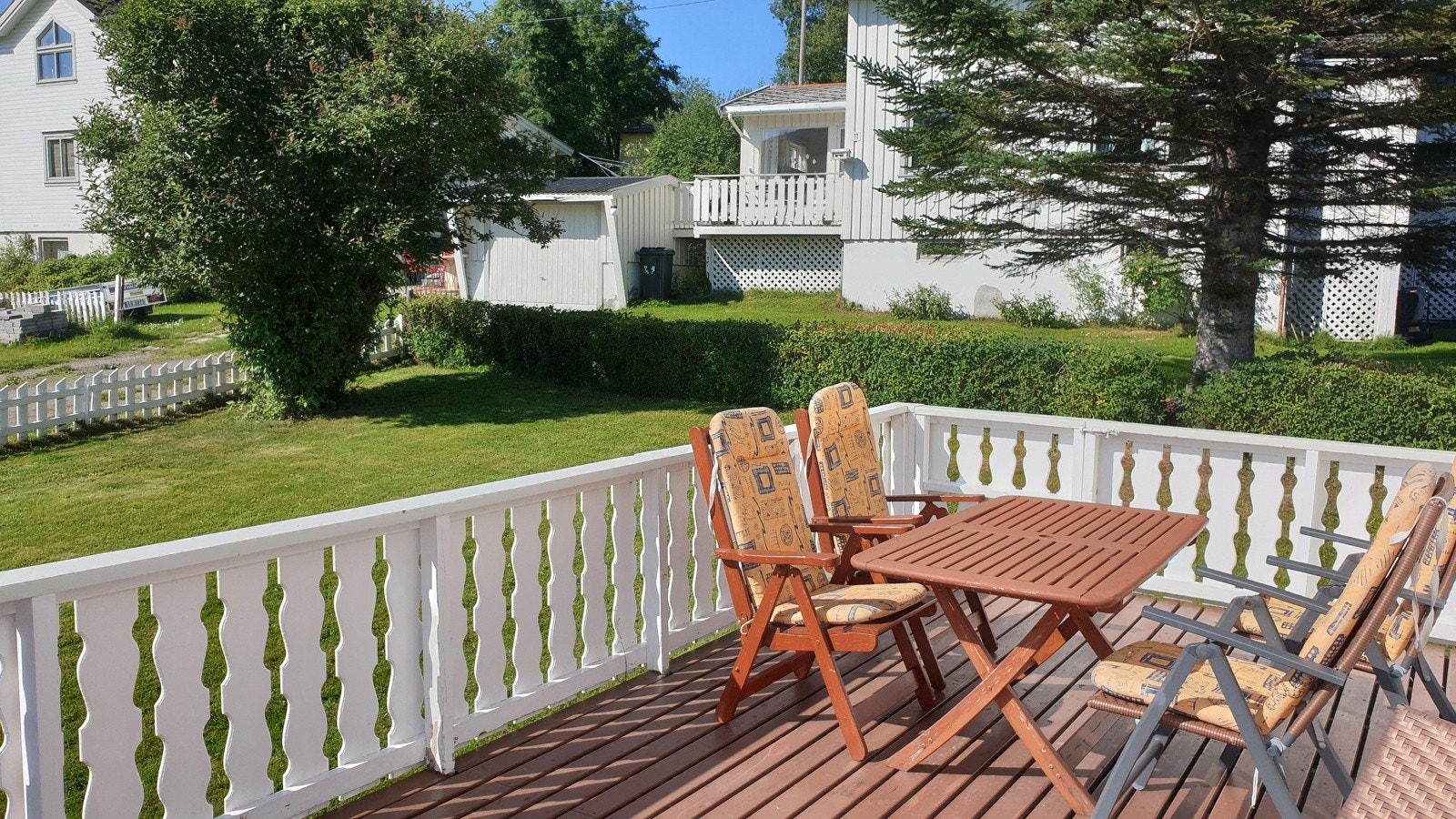 Fra stue er det utgang til en stor veranda på ca. 21 kvm med god plass til hagemøbler og grill. Selgers private foto