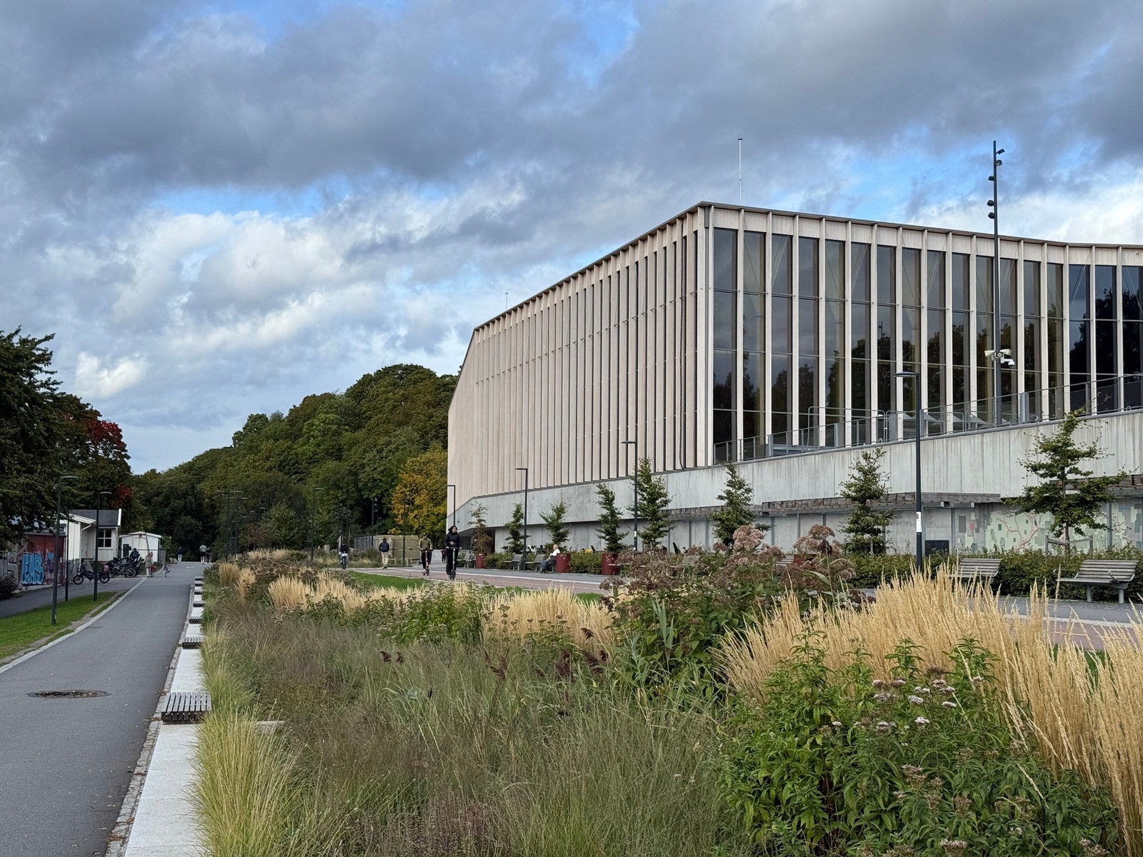 Tøyenbadet ligger på en av Oslos flotteste tomter, med vakker utsikt og nærhet til byen. De store panoramavinduene gir flott utsikt til Tøyenparken utenfor, hvor badet er lokalisert. Galleribilde
