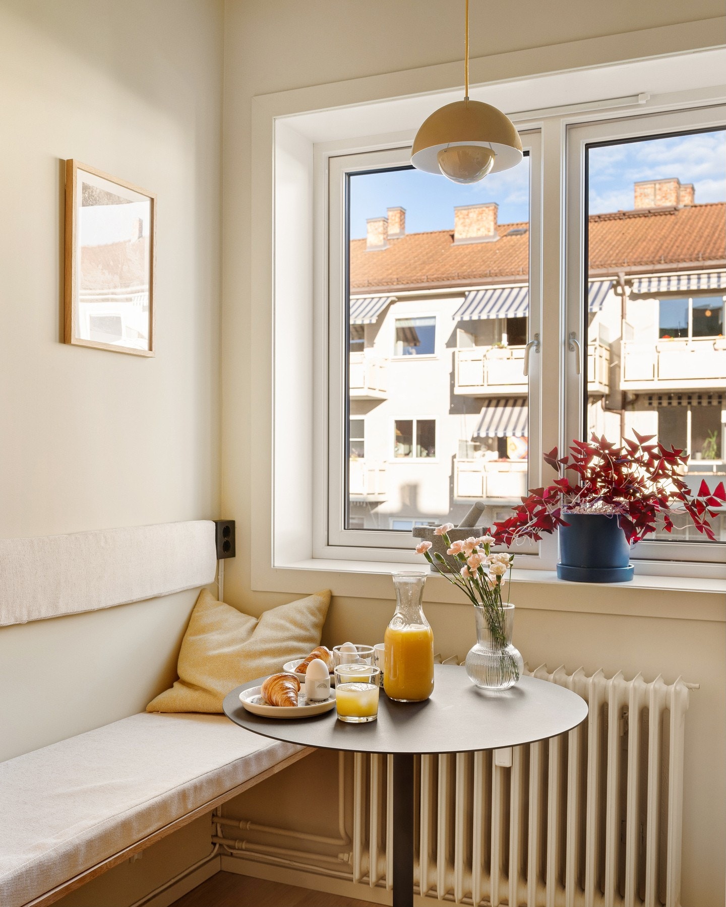Det er en egen hyggelig sofakrok på kjøkkenet hvor frokosten og morgenkaffen kan nytes. Galleribilde