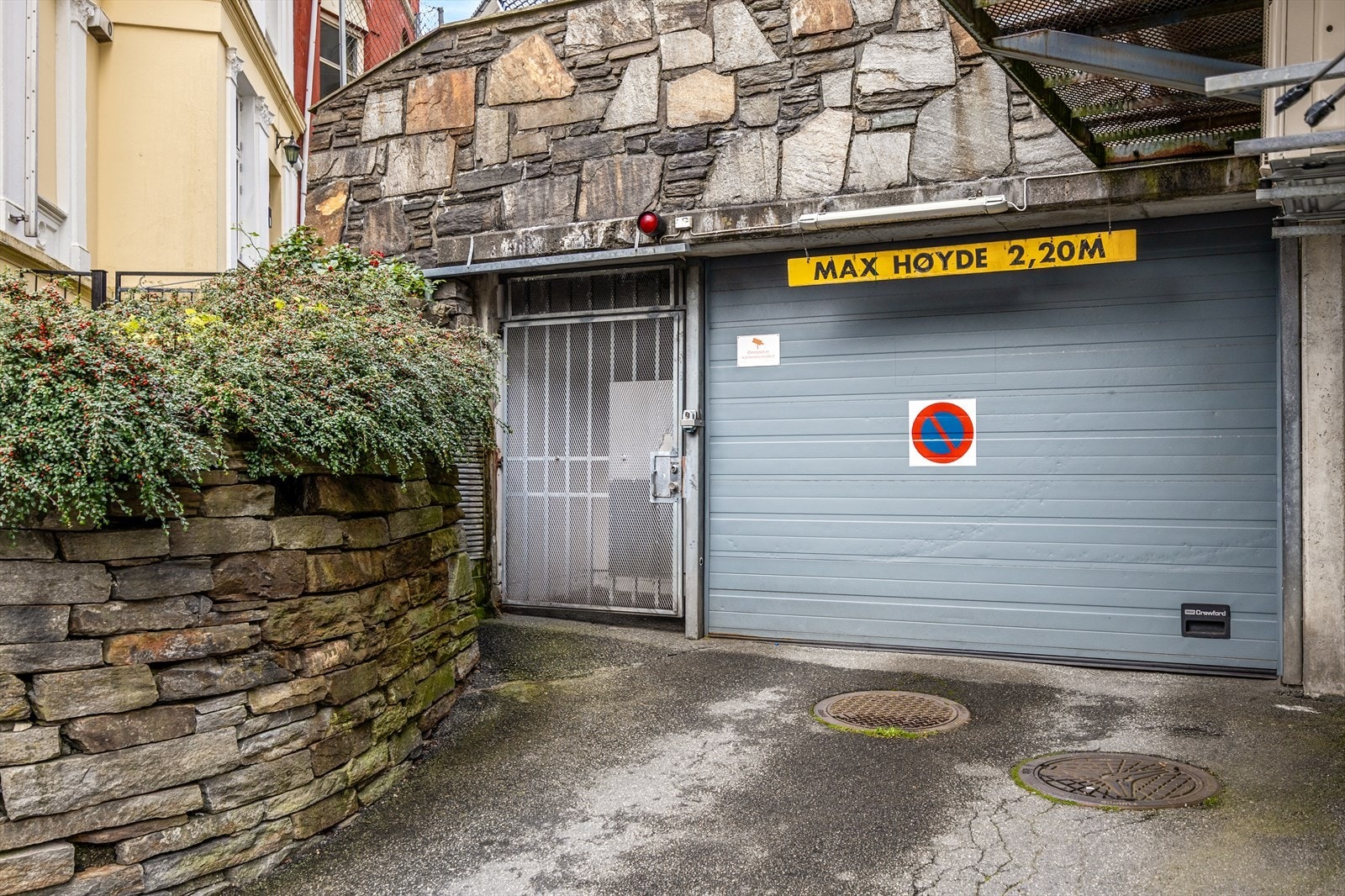 Adkomst til sameiets felles garasjeanlegg - en særlig praktisk kvalitet for en så sentral bolig. Galleribilde