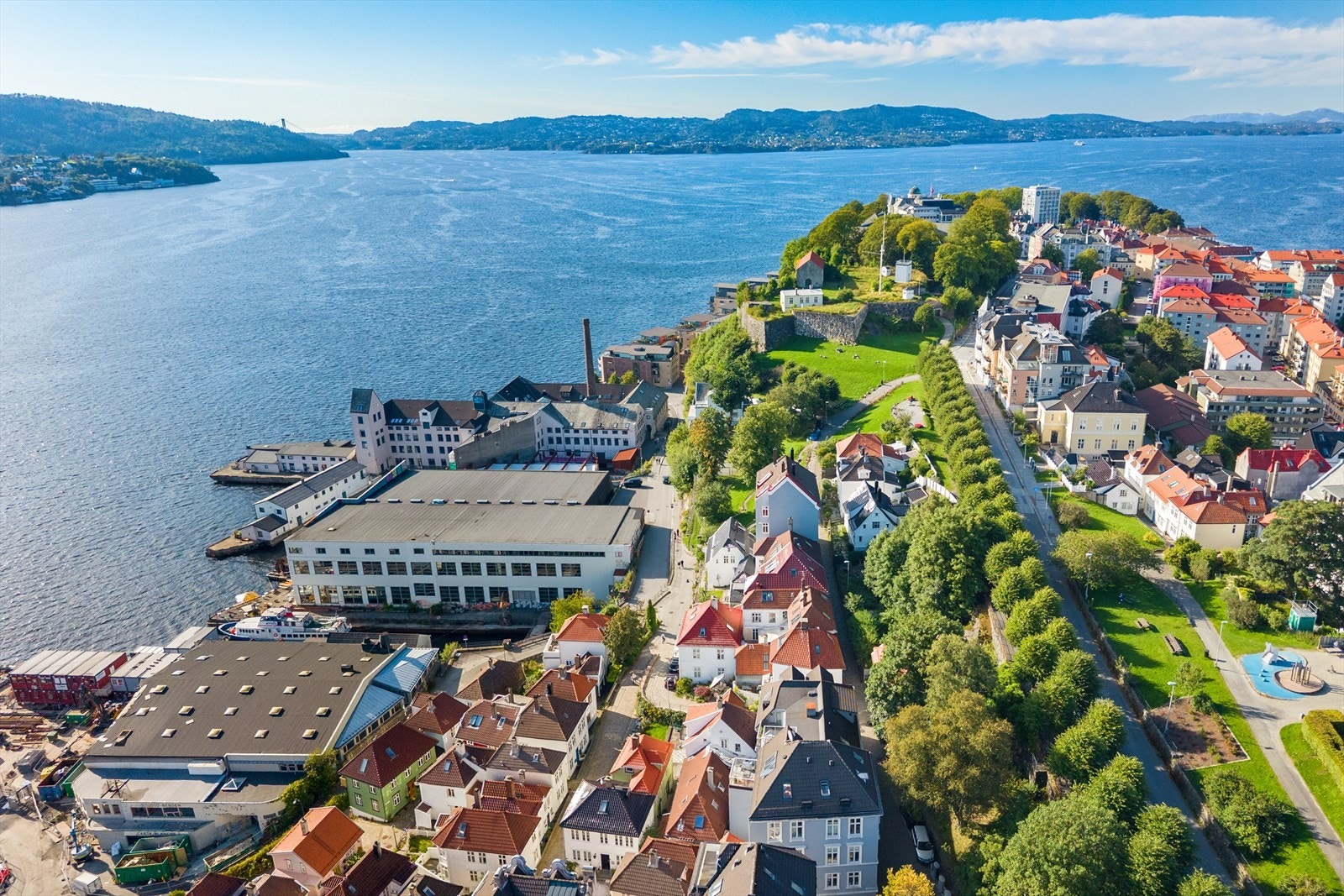 Nordnes byr på en herlig kombinasjon av sjø, grøntområder og karakteristisk bybebyggelse. Galleribilde