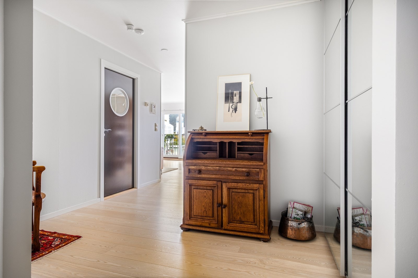 Entréen fremstår lys og innbydende, med parkettgulv og god plass til å skape en praktisk velkomstsone. Galleribilde