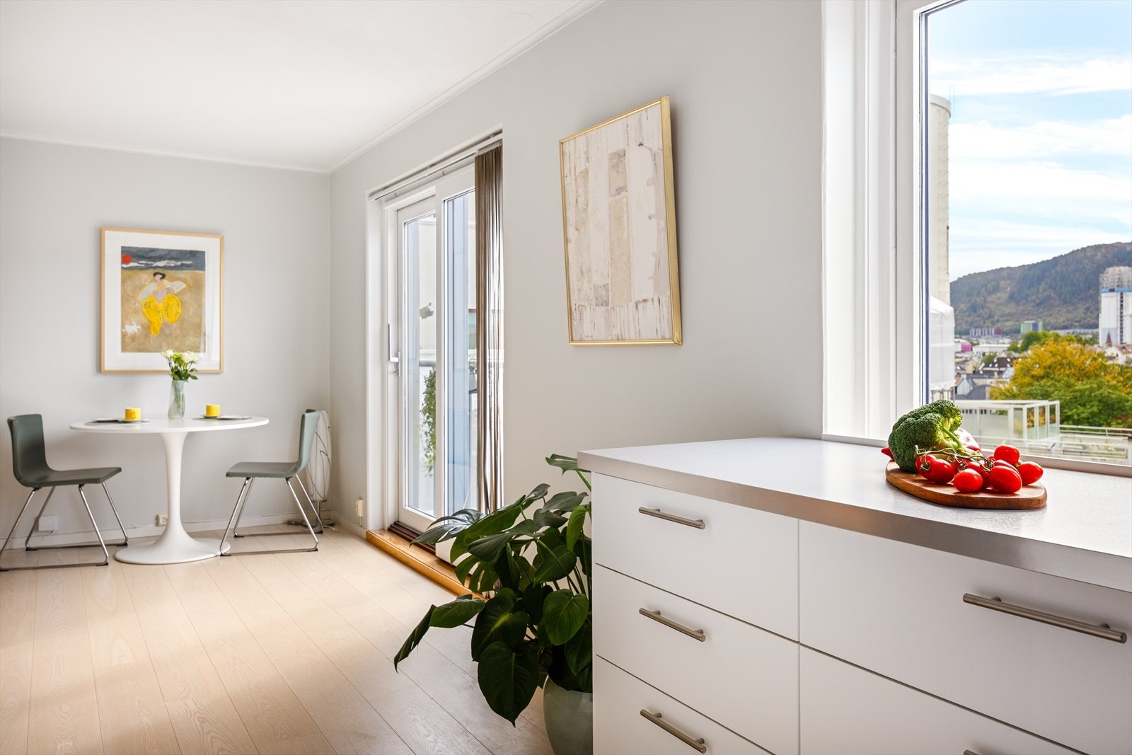 Spiseplassen ligger flott til mellom stue og kjøkken, med store vindusflater som slipper inn rikelig med dagslys. Galleribilde
