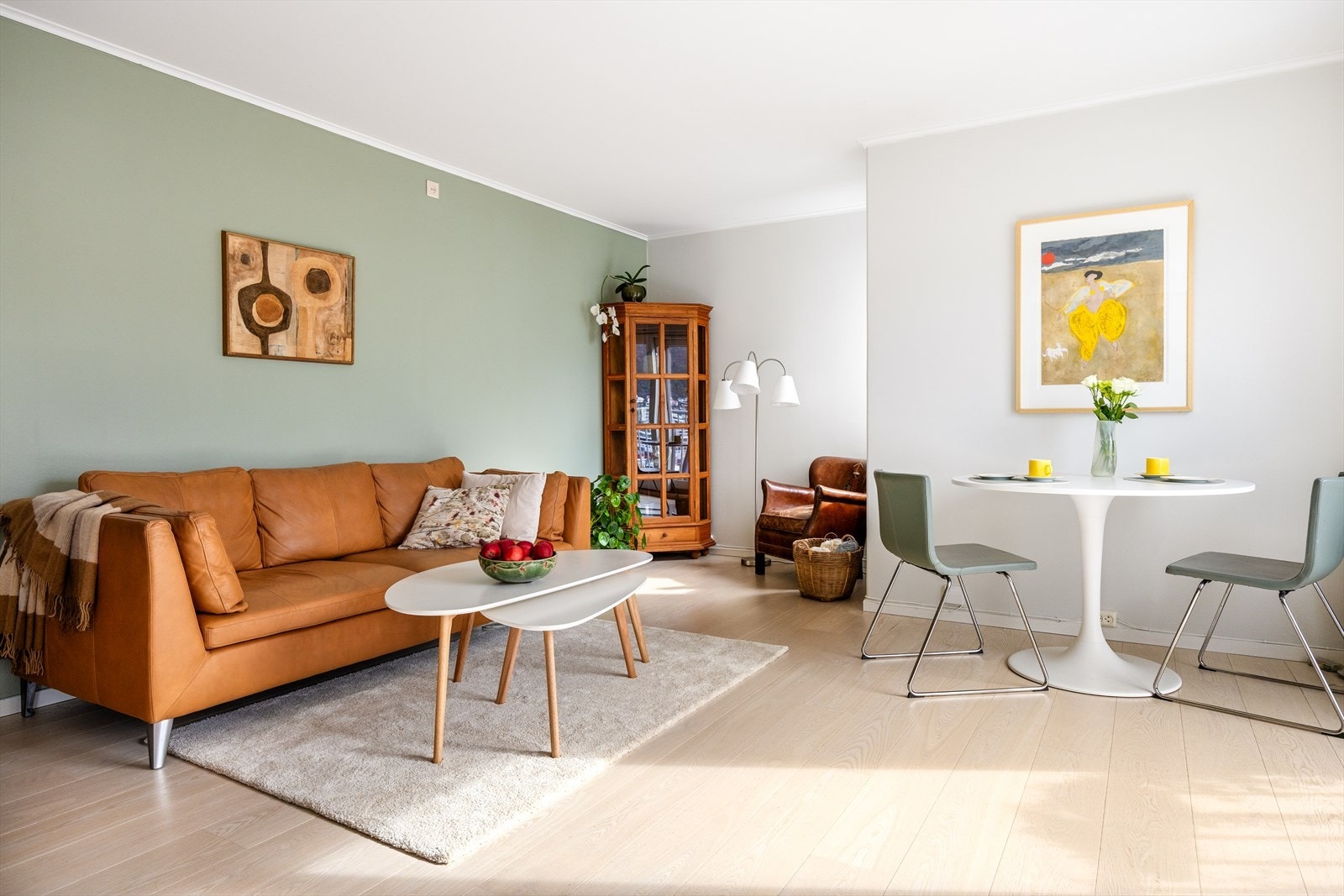 Lys og innbydende stue med god plass til både sofagruppe, lesekrok og spiseplass - et behagelig oppholdsrom for både hverdag og besøk. Galleribilde