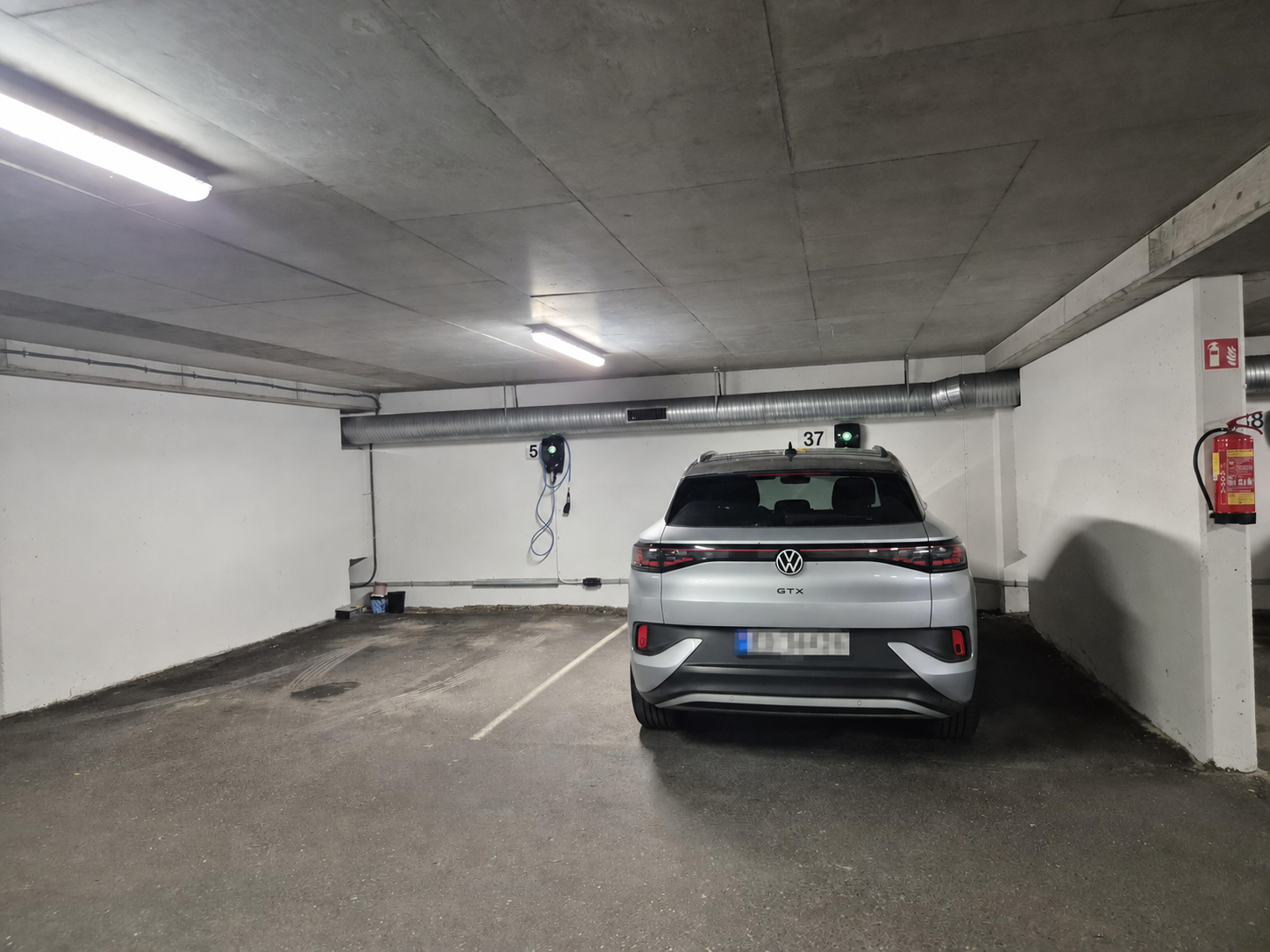 Leiligheten disponerer fast parkeringsplass med hele 3,5 m bredde. El-billader er installert. Galleribilde