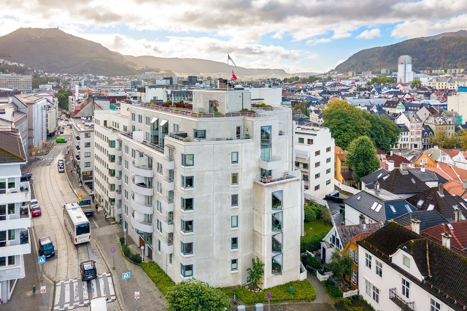 Eiendommen ligger svært sentralt, i overgangen mellom Bergen sentrum og de sjarmerende omgivelsene på Nordnes. Galleribilde