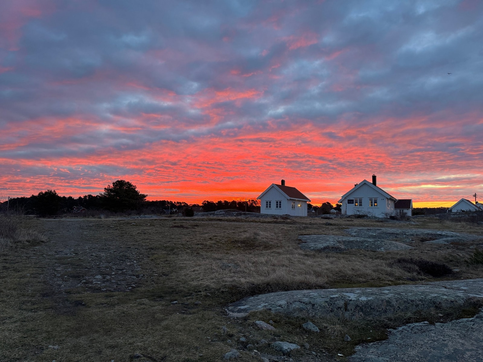Kort vei til Saltholmen. Bildet er tatt en vårdag i april kl. 06:10 og viser sjøbodene der. Galleribilde