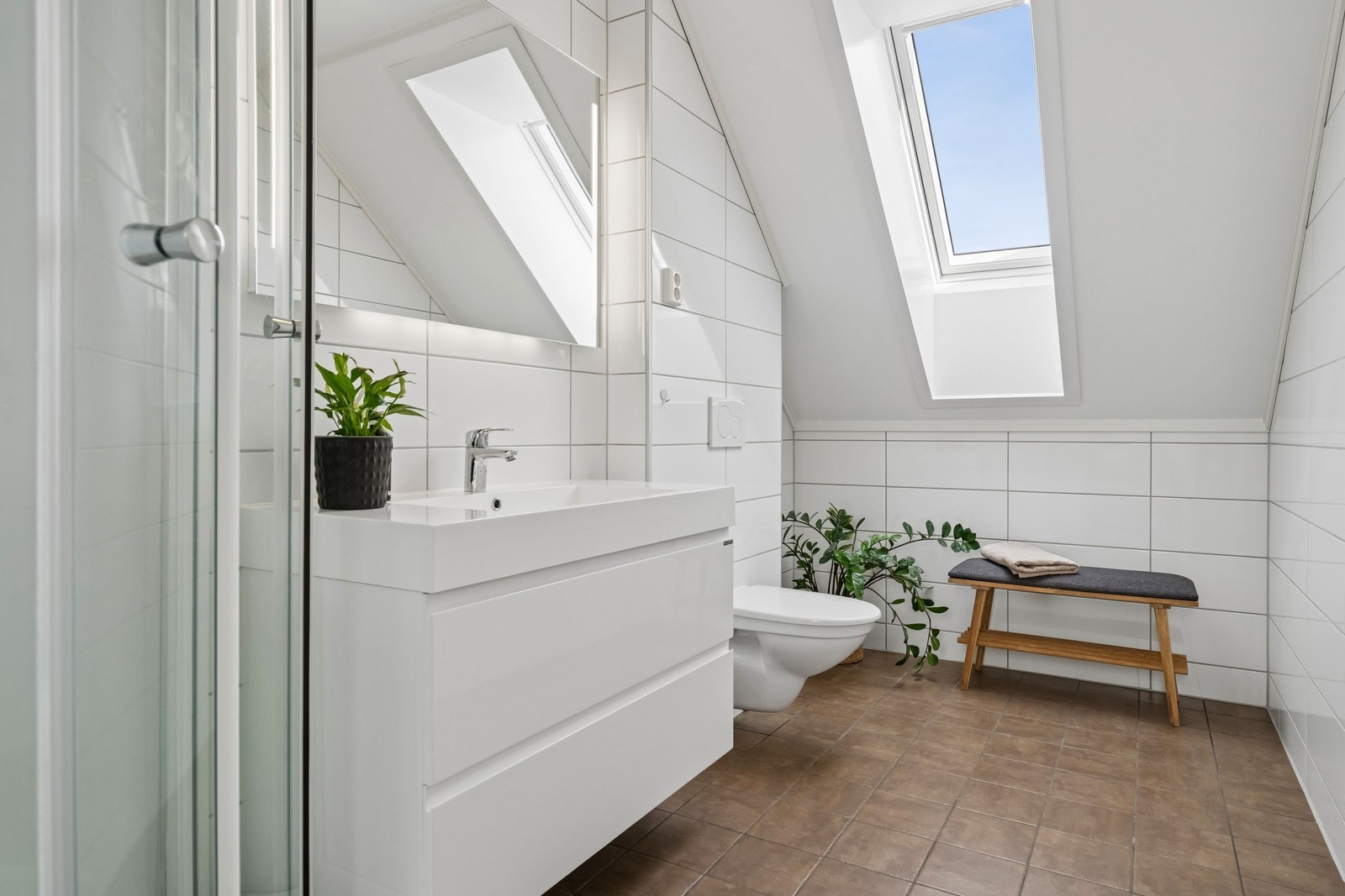 Badet i 2. etasje. Fliser lagt på gulv og vegger. Galleribilde