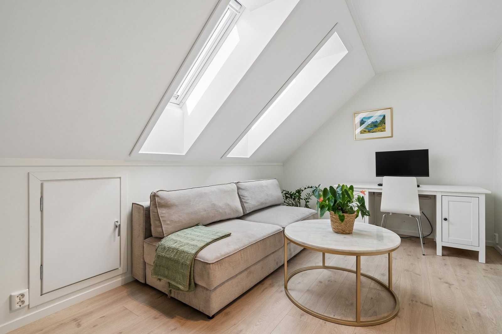 Loftstuen er godt egnet som TV-stue i kombinasjon med hjemmekontor, og/eller som barnas/ungdommenes egen avdeling. Galleribilde