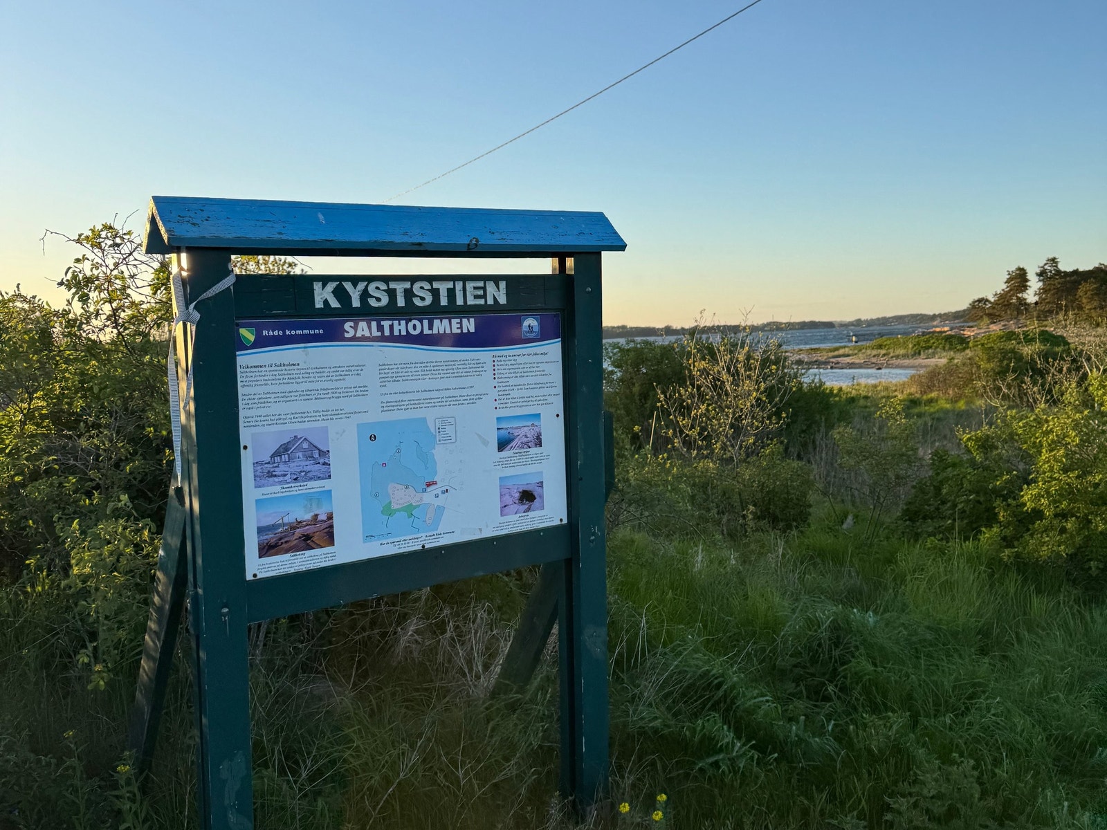 Saltholmen i Saltnes - der Kyststien går gjennom kystmiljøet med svaberg og hvite sjøboder. Populær badeplass og turområde kort vei fra boligen. Galleribilde