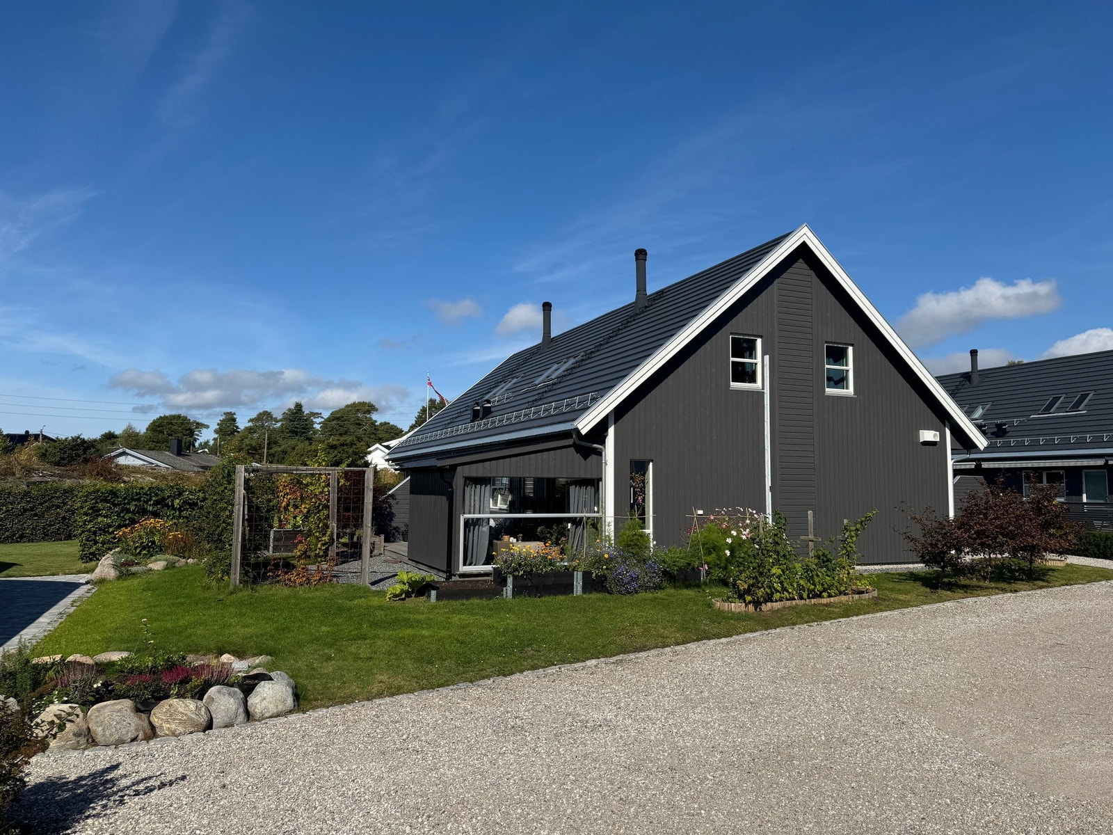 Hagen har vakre prydbusker og stauder, bringebær, bjørnebær og druer. Galleribilde