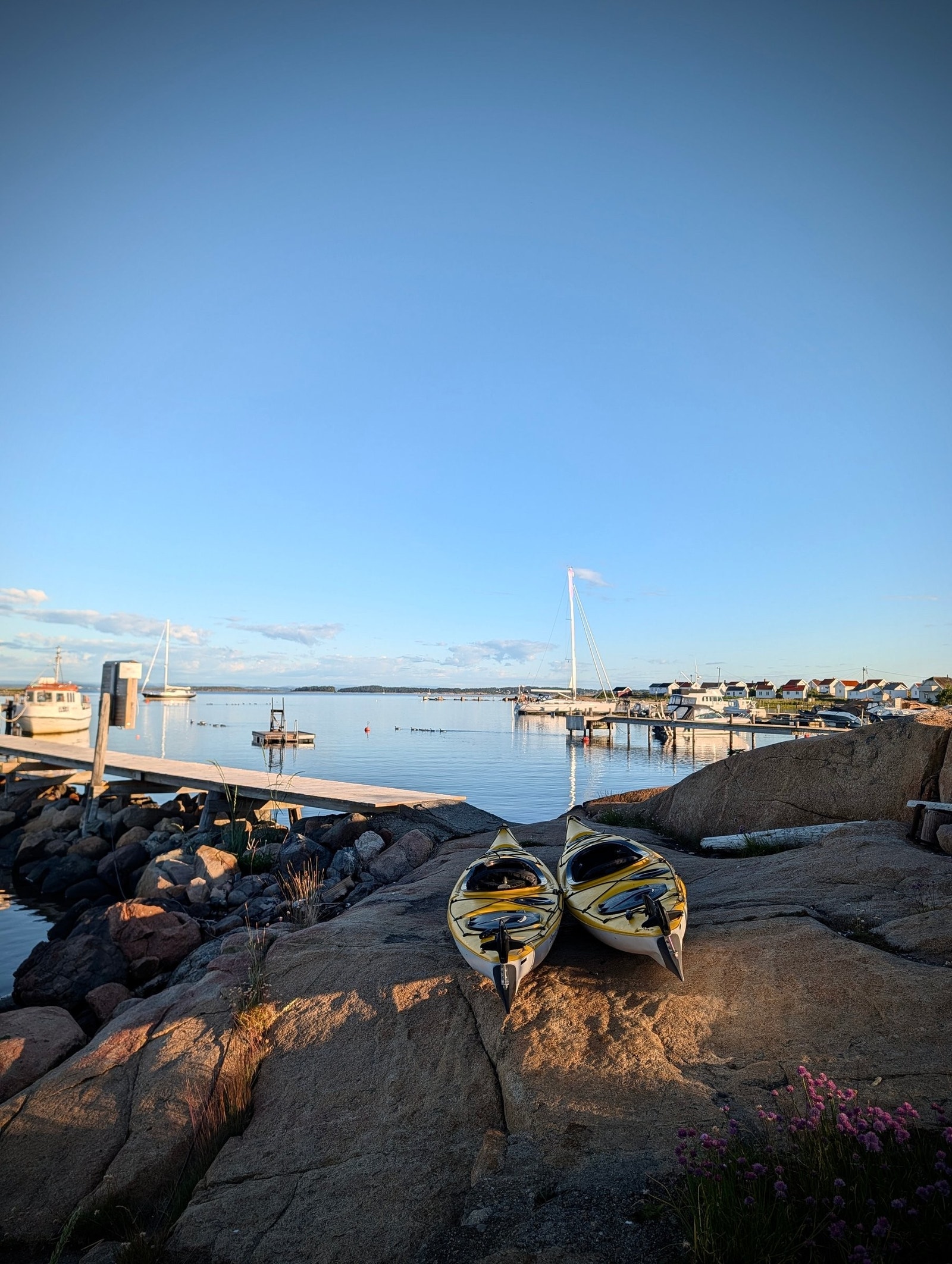 Kort vei til badeplasser som Ragnhildstranda og Saltholmen, svaberg og båthavn gir en aktiv og sjønær hverdag. Galleribilde