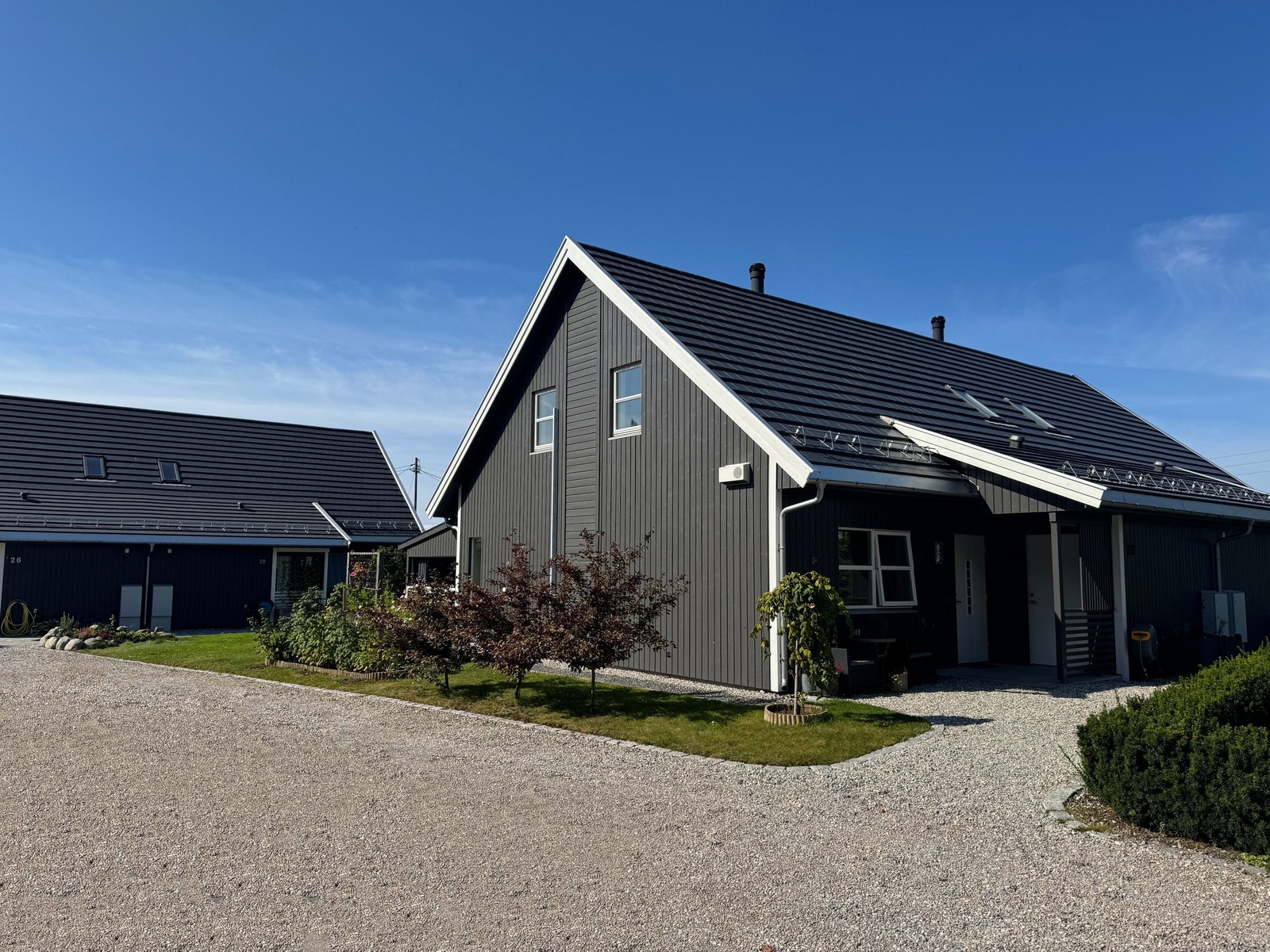 Tomannsboligen ligger innerst i Saltnesbekken - helt i enden av gaten, uten gjennomkjøring. Rolig og barnevennlig. Galleribilde