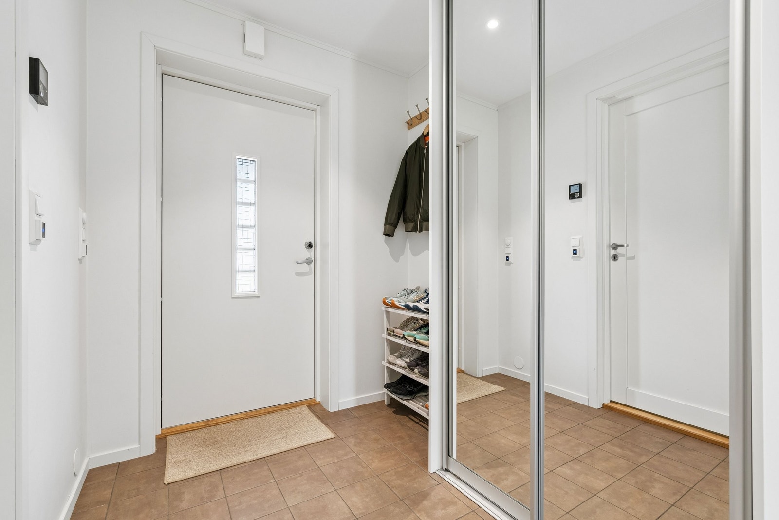 Lys entre med skyvegarderobe med speil. Galleribilde