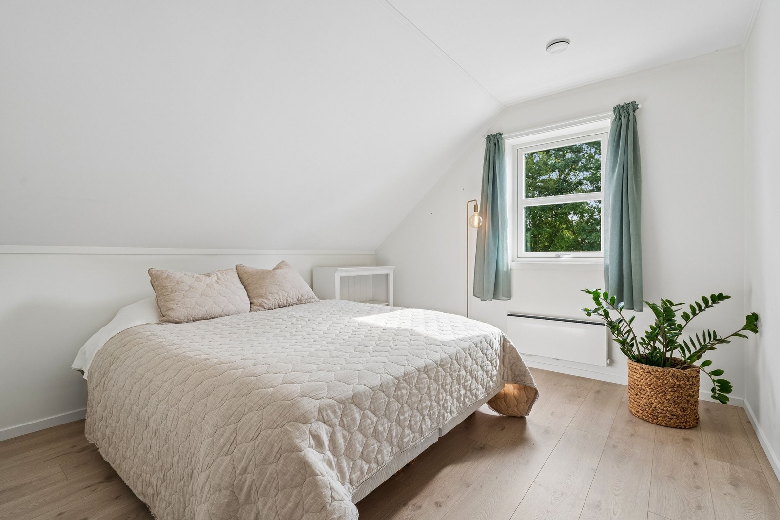 Soverommene i 2. etasje er romslige med god plass. Her er det plass til både skap og skrivebord. Galleribilde