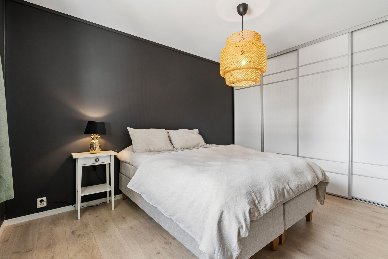 Hovedsoverommet har praktisk skyvedørsgarderobe over hele den ene veggen. Galleribilde