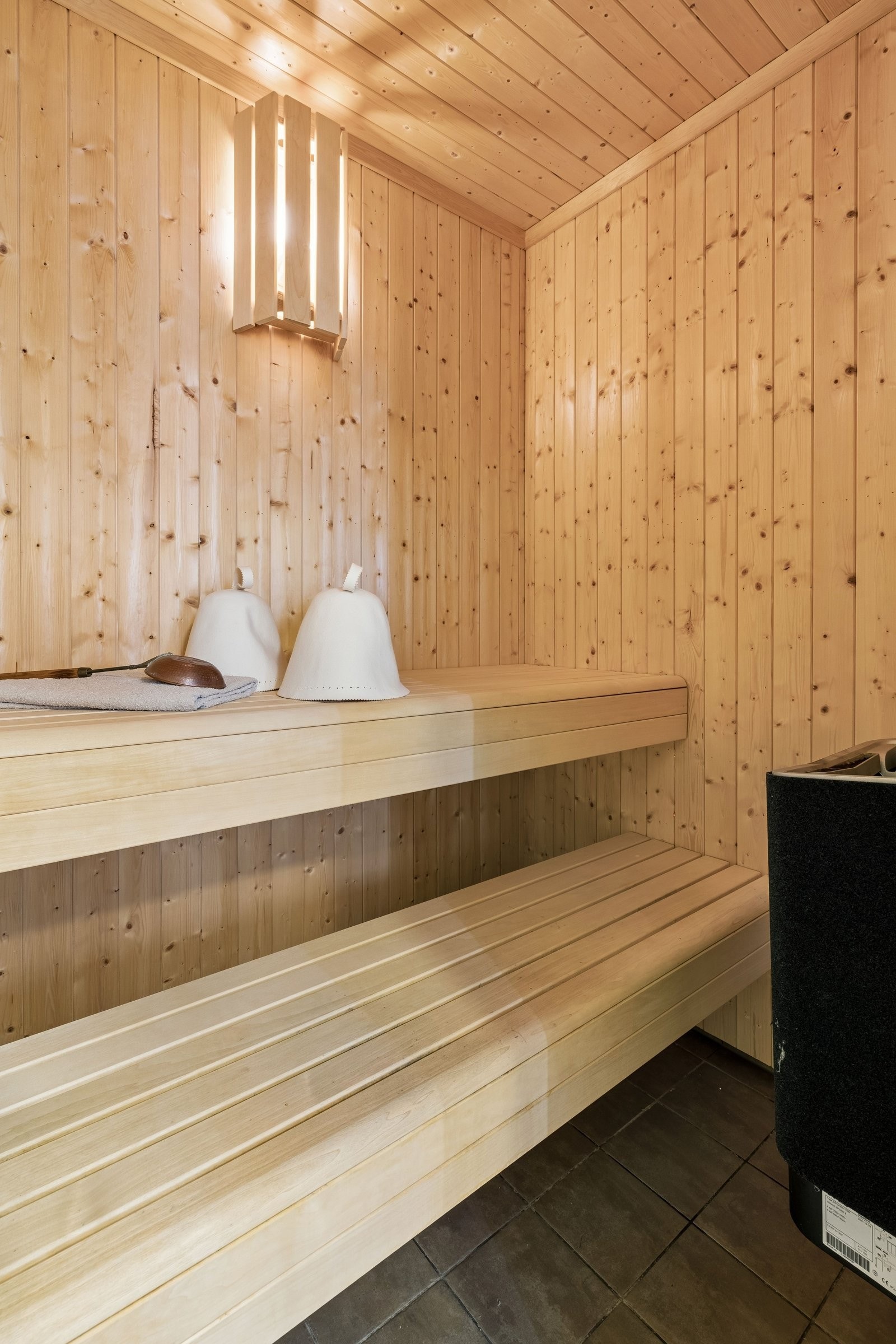 Badstue i 1. etasje – perfekt for å lande etter trening, jobbdagen eller en dukkert på Saltholmen eller Ragnhildstranda. En liten luksus i hverdagen som mange ønsker seg, men få har. Galleribilde