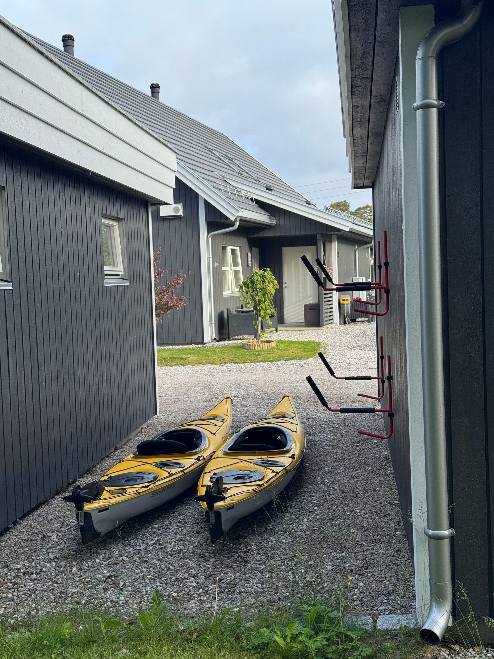 Kort vei til sjøen gjør det enkelt å trille kajakkene ned til stranda og ta en morgentur før jobb... Galleribilde