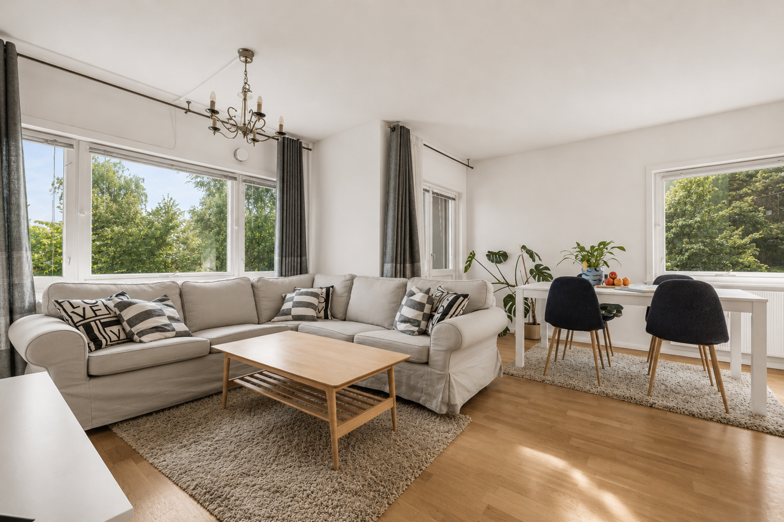 Leiligheten er enkel å møblere med god plass til sofa og spisebord. Galleribilde