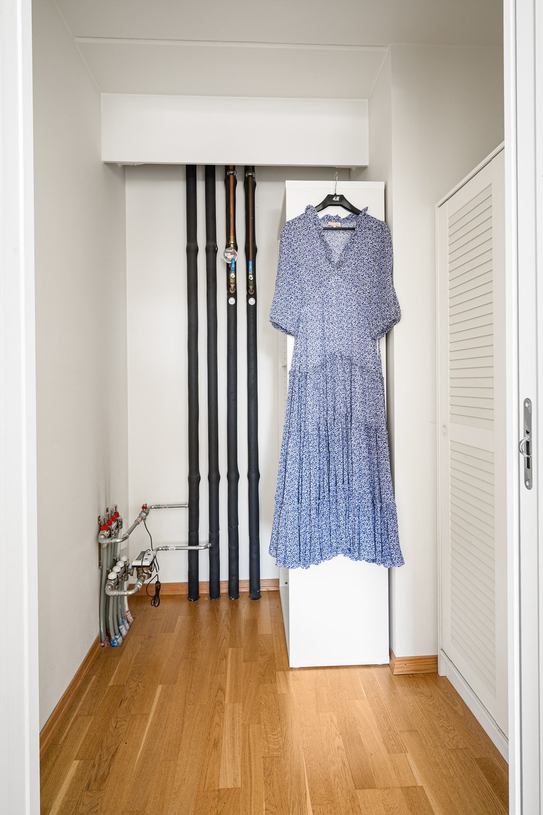 En praktisk walk-in-garderobe gir god plass til oppbevaring og bidrar til en ryddig og oversiktlig hverdag. Galleribilde