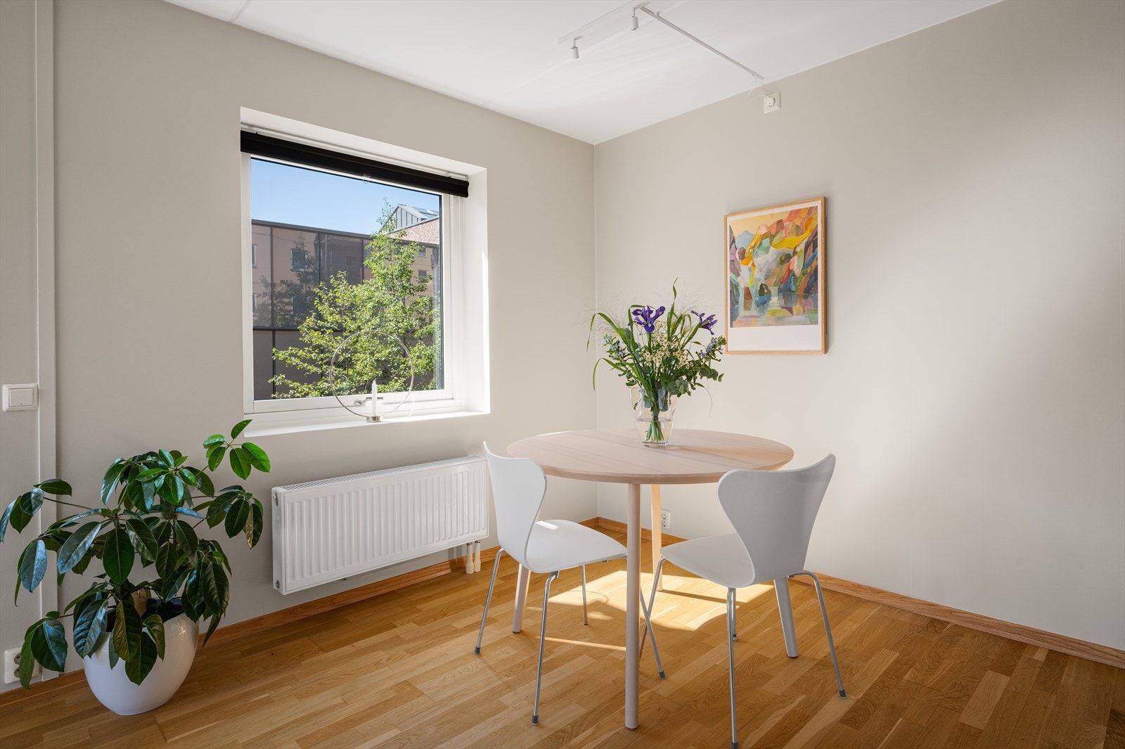 God plass til spisebord, hvor venner og familie kan samles til hyggelige middager. Galleribilde