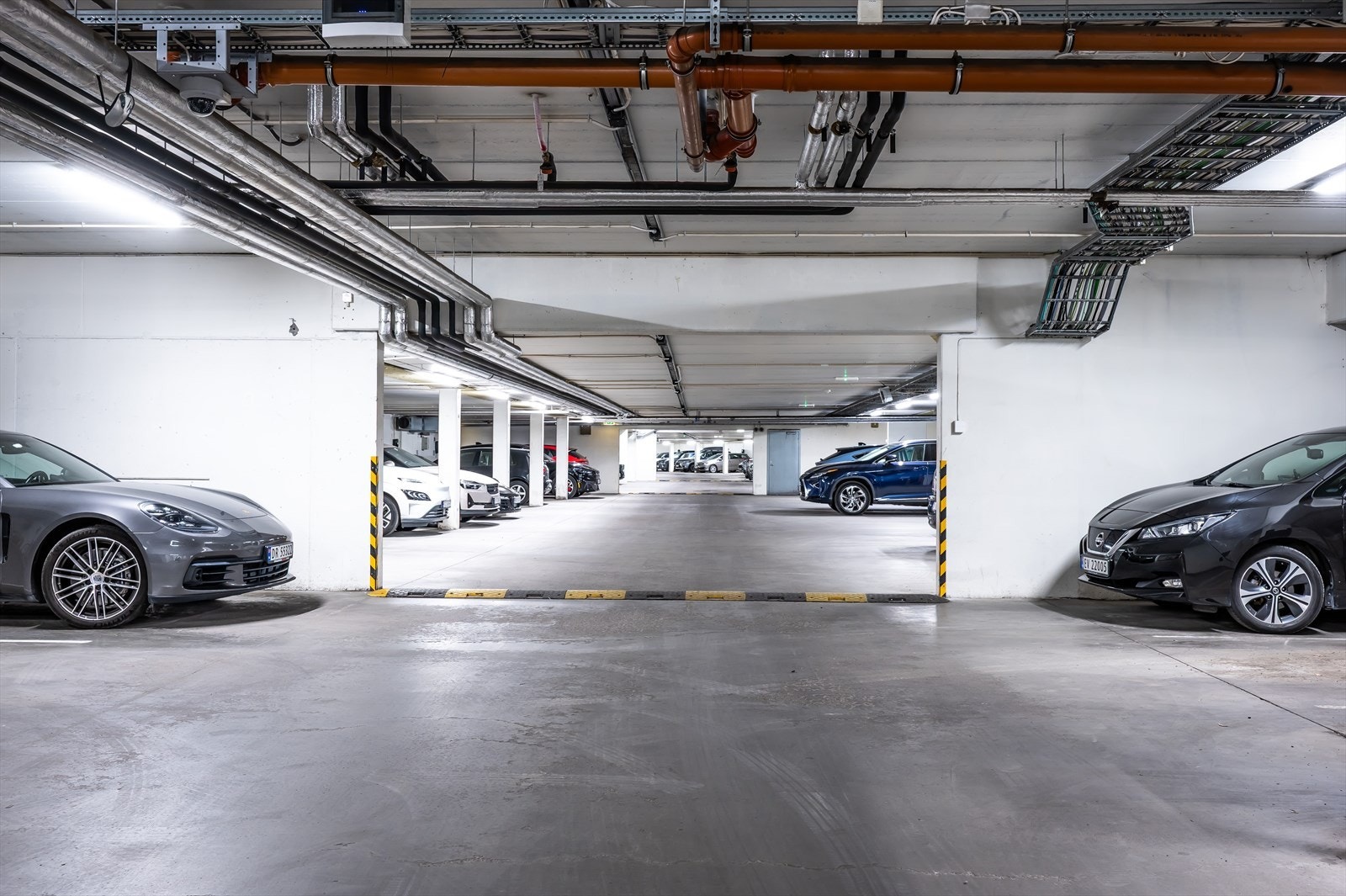 Det er mulighet for parkeringsleie i felles garasjeanlegg. Til tider kan også borettslaget selge parkeringsplass. Det lyses ut til beboerne via VIbbo. Galleribilde