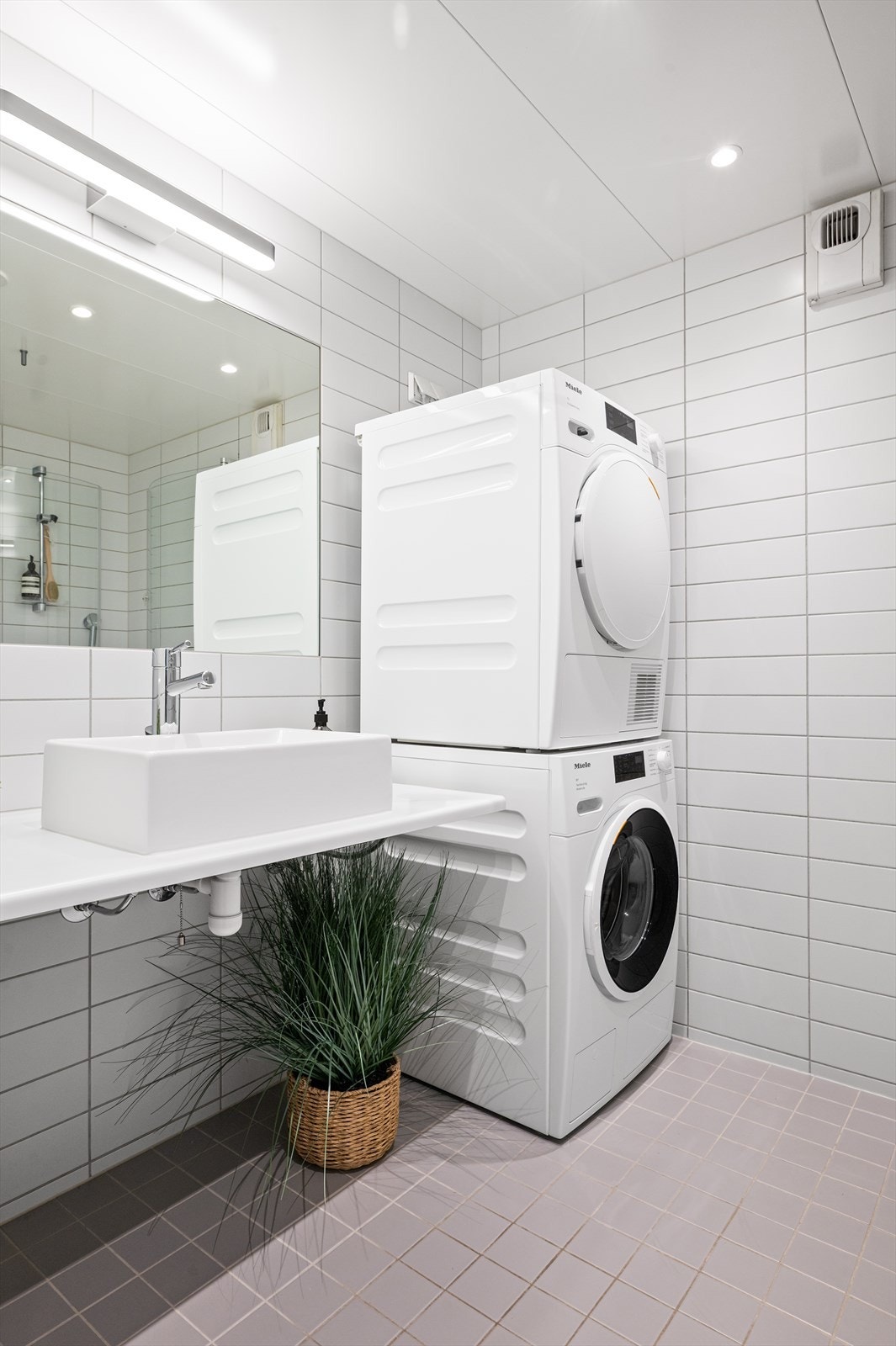 Det er opplegg og plass for både vaskemaskin og tørketrommel. Galleribilde