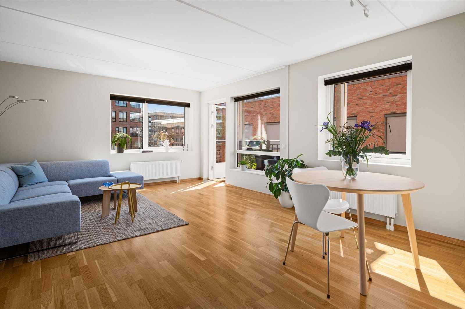 En lys og innbyende 3-roms hjørneleilighet i 4. etasje med en sentral beliggenhet på Frydenberg/Løren. Galleribilde
