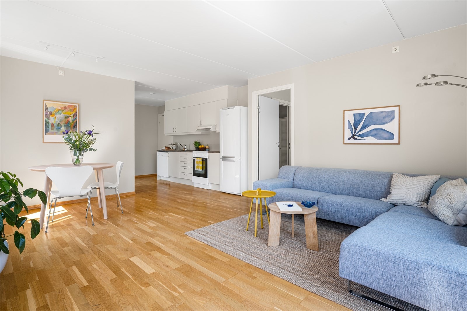 Stuen har god plass til sofa, spisebord, TV-møbel og øvrig møblement. Galleribilde