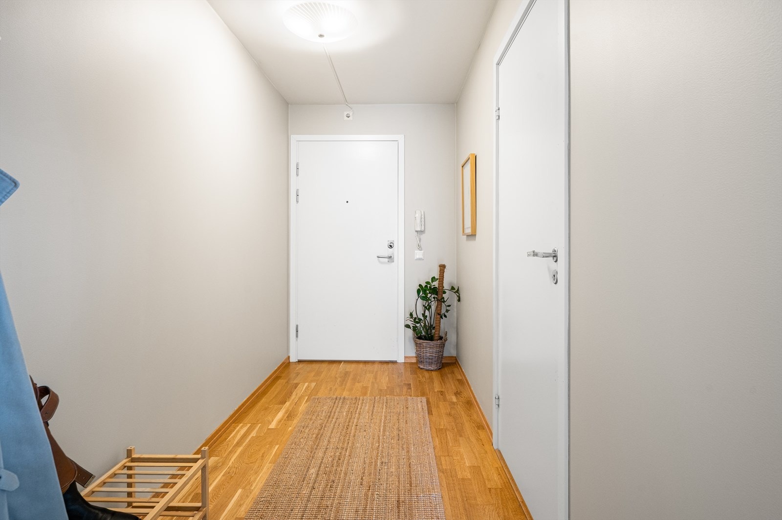 Entréen gir plass til oppheng av yttertøy og plassering av sko. I tillegg disponerer leiligheten en kjellerbod på ca. 4 m². Galleribilde