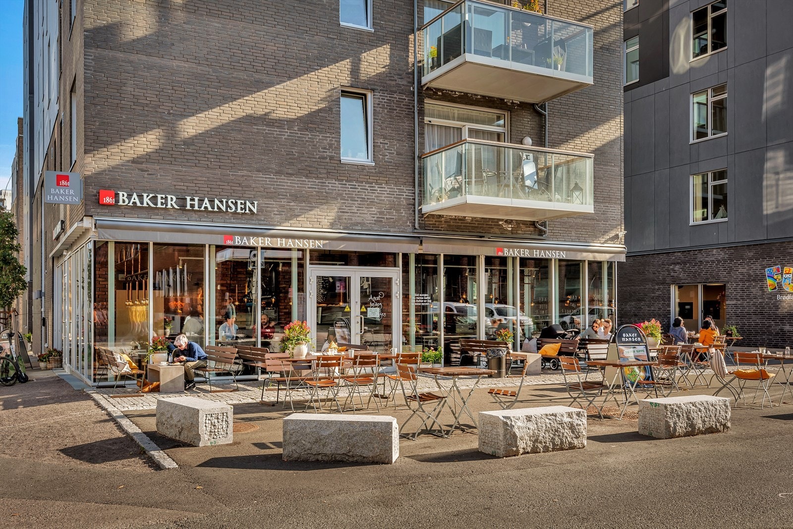 Løren har en rekke utvalg av hyggelig utvalg av kafeer, butikker og restauranter Galleribilde