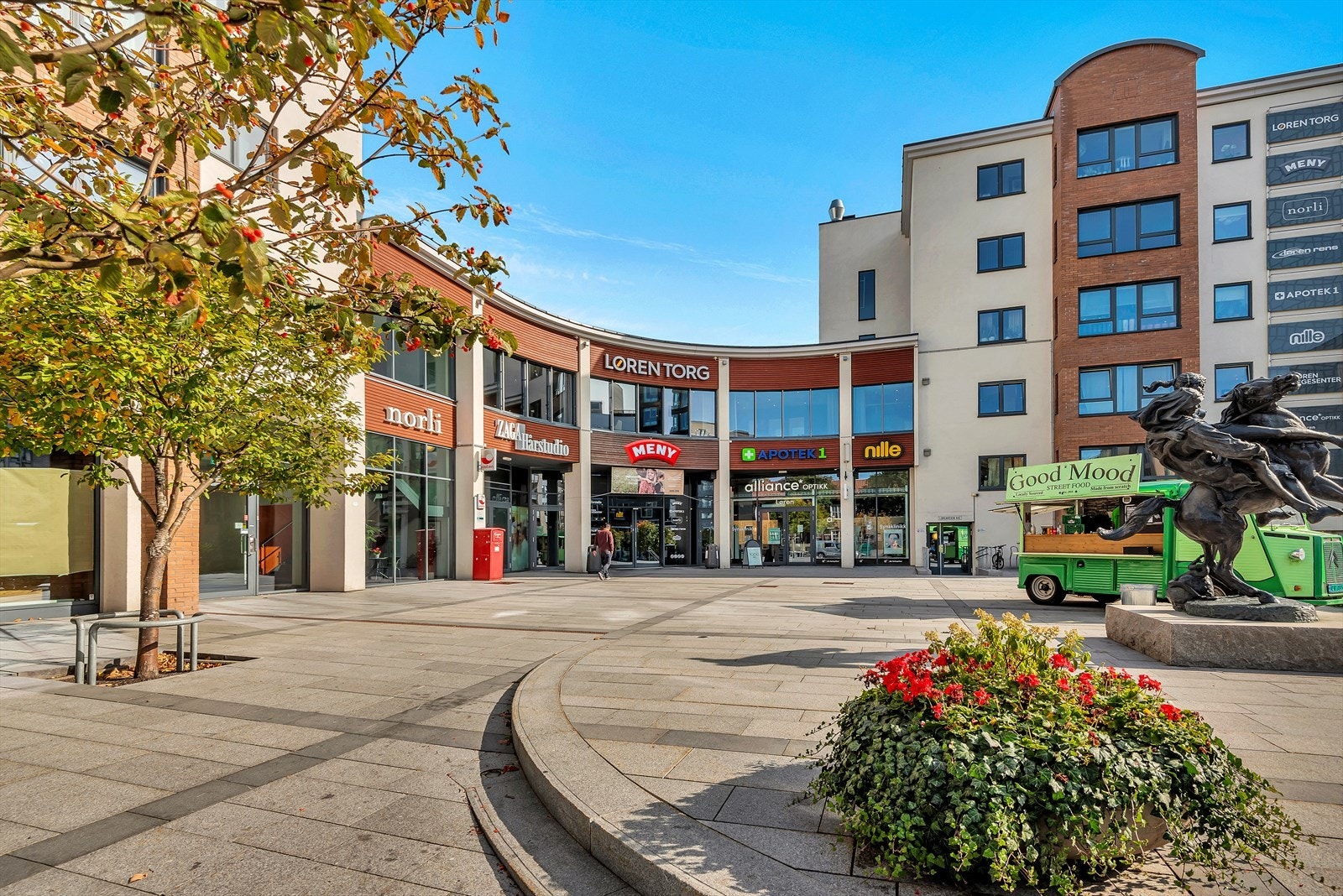 Løren Torg ligger knappe 4 min unna boligen og tilbyr flere butikker som Apotek, Meny og uteservering om sommerstid. Galleribilde