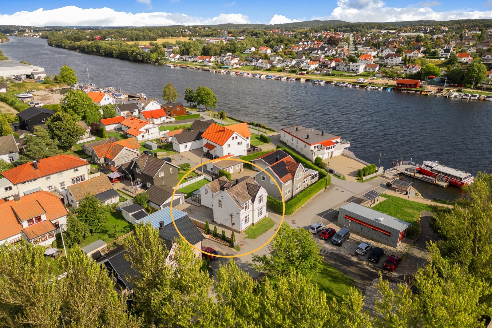 Velkommen til Dr. Opsands vei 32 - romslig familiebolig med klassiske detaljer. Galleribilde