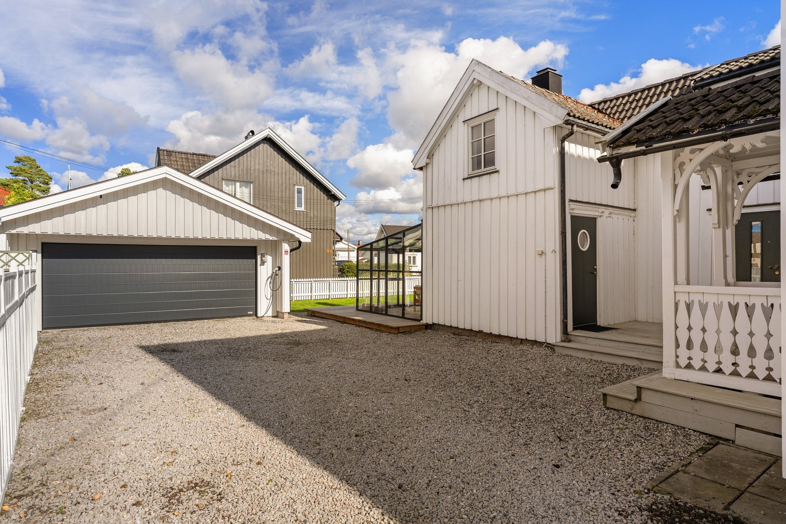 Dobbeltgarasje fra 2005 på 36 m², med plass til parkering og oppbevaring. Galleribilde