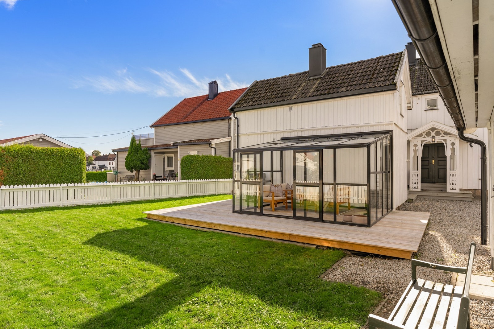 Grønn og inngjerdet hage med gode solforhold. Galleribilde