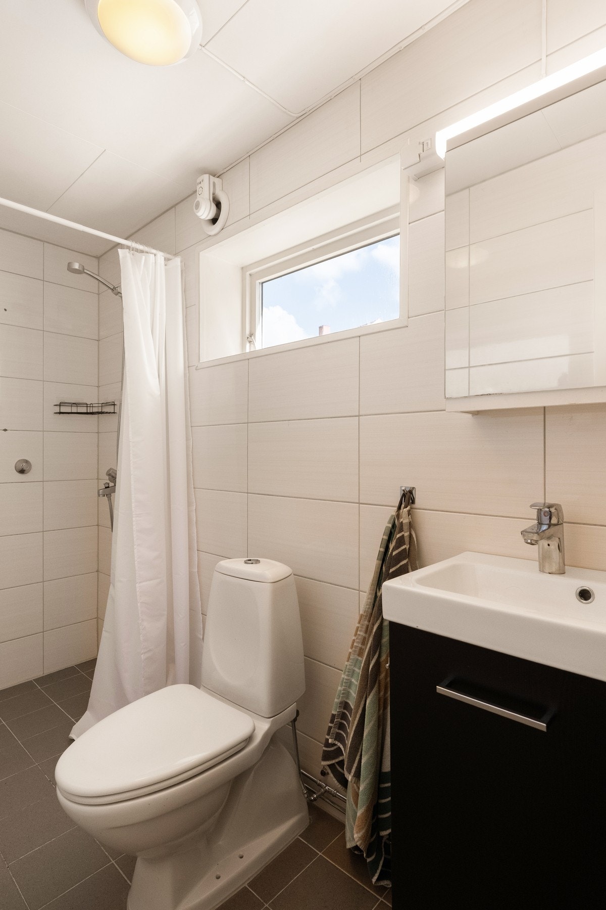 Baderomsinnredning består av dusjnisje, servant med underskap, wc og opplegg for vaskemaskin. Galleribilde