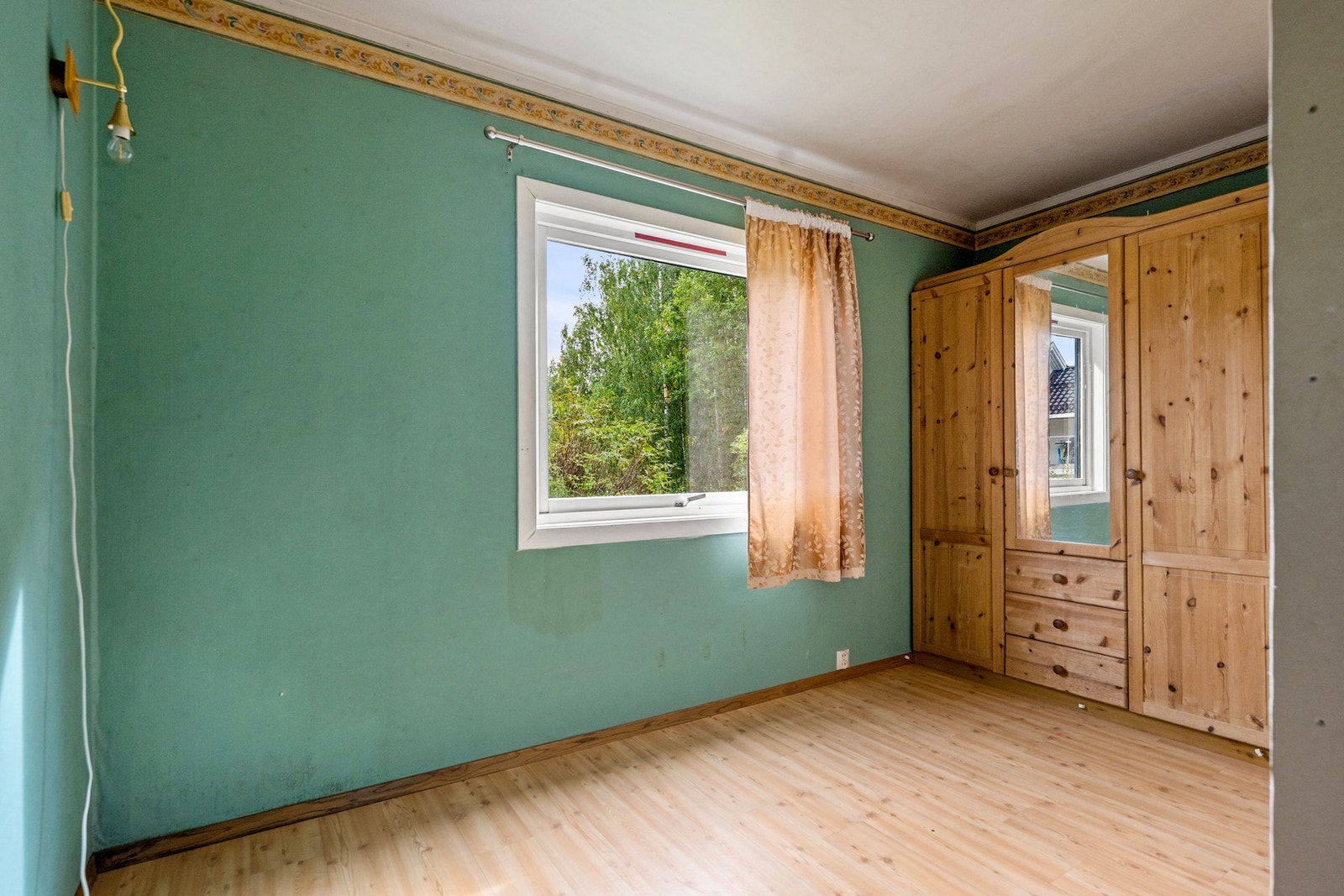 Soverom med garderobeskap. Galleribilde