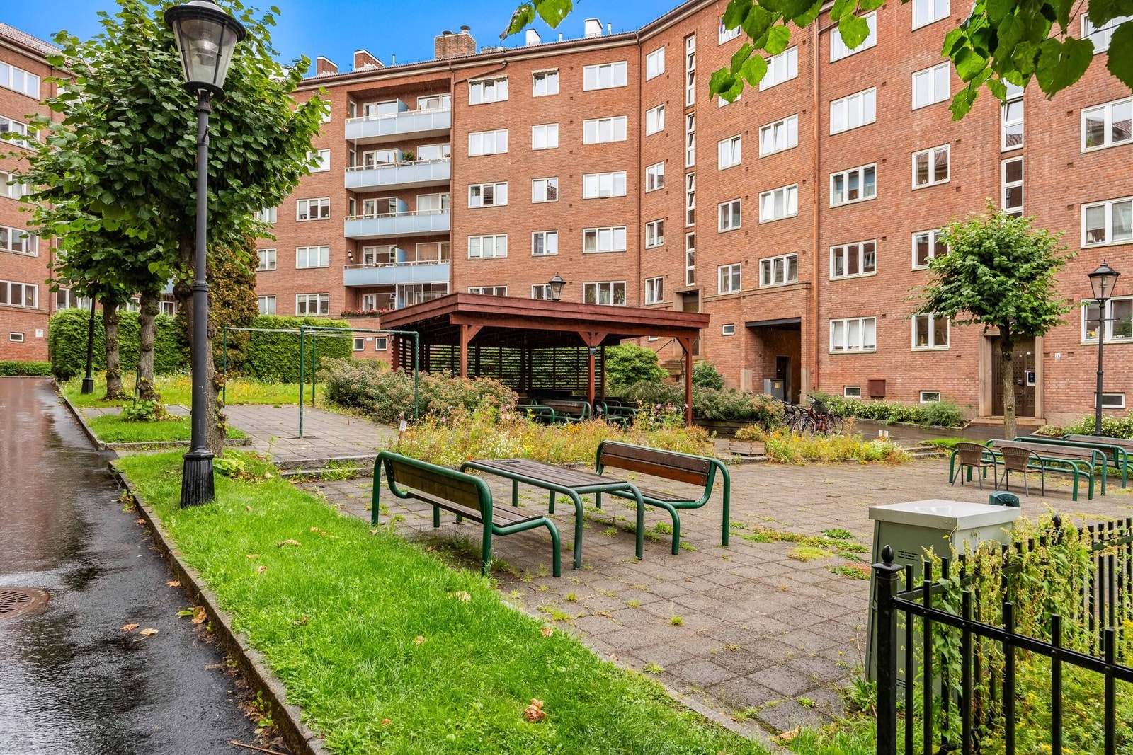 Her bor du i populære Engelsborg Borettslag med båkgård hvor du finner felles griller, plantekasser og sitteområder hvor du kan nyte sommerdager Galleribilde