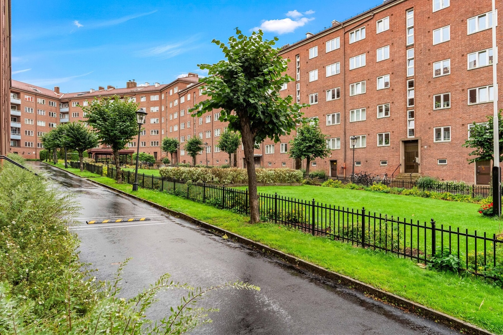 Dette er en lys og praktisk 3-roms med sentral beliggenhet i Oslo - Borettslaget har en hyggelig bakgård Galleribilde