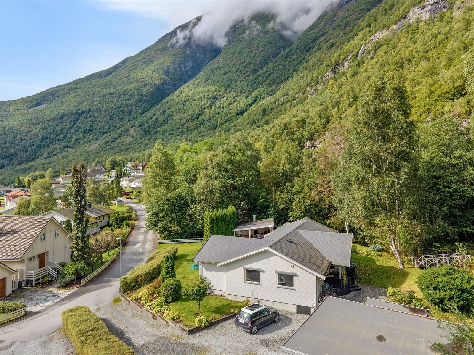 Bustaden er ein innhaldsrik einebustad med heile buarealet samla på eitt plan. Opphavleg bustad er frå 1982 og vart bygd ut i 2007. Galleribilde